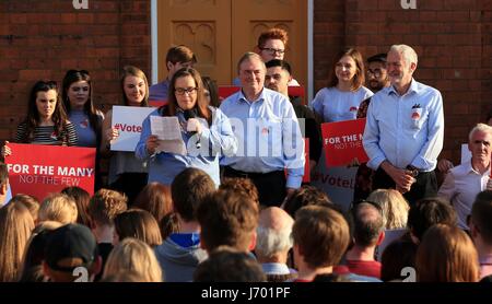 Ehemaliger stellvertretender Premierminister John Prescott (Mitte) Arbeit und Arbeitsrecht Führer Jeremy Corbyn eine allgemeine Kampagne Wahlveranstaltung am Zebedee Yard, Rumpf (rechts) zu besuchen. Stockfoto