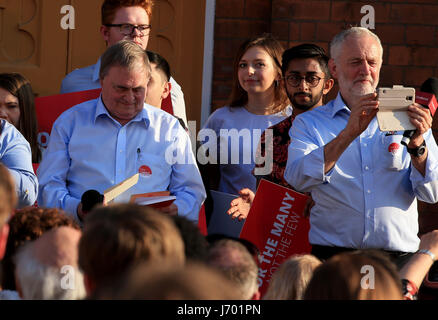 Ehemaliger stellvertretender Premierminister John Prescott (Mitte) Arbeit und Arbeitsrecht Führer Jeremy Corbyn eine allgemeine Kampagne Wahlveranstaltung am Zebedee Yard, Rumpf (rechts) zu besuchen. Stockfoto