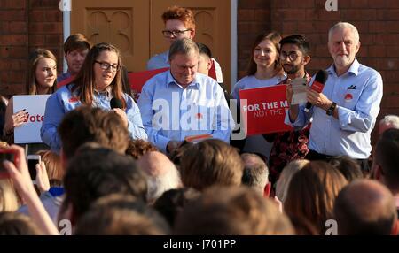 Ehemaliger stellvertretender Premierminister John Prescott (Mitte) Arbeit und Arbeitsrecht Führer Jeremy Corbyn eine allgemeine Kampagne Wahlveranstaltung am Zebedee Yard, Rumpf (rechts) zu besuchen. Stockfoto