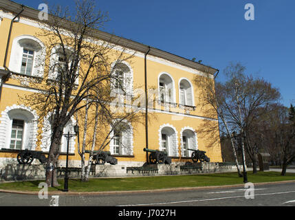 Moskauer Kreml, Russland: die Kanonen und Mörser der großen Armee ausgestellt auf das Arsenal-gelbe Gebäude, einer ehemaligen Zeughauses 1736 errichtet Stockfoto