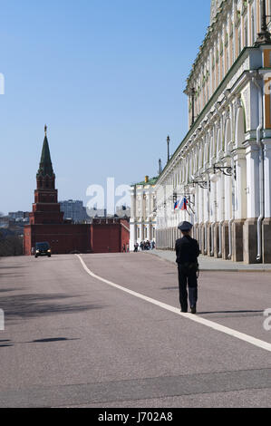 Ein Soldat und großer Kreml Palast, erbaut von 1837 bis 1849, den ehemaligen Zaren Moskauer Residenz, Sitz der russischen Regierung-Institutionen Stockfoto