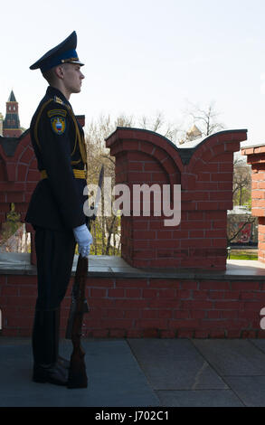 Moskauer Kreml: ein russischer Soldat im Dienst auf der Brücke Troitsky, die Fußgängerbrücke führt zum Tor des Troitskaya Tower (Trinity Tower) Stockfoto