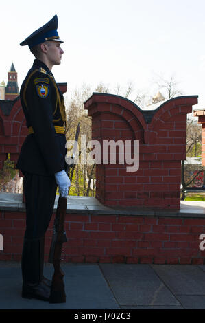 Moskauer Kreml: ein russischer Soldat im Dienst auf der Brücke Troitsky, die Fußgängerbrücke führt zum Tor des Troitskaya Tower (Trinity Tower) Stockfoto