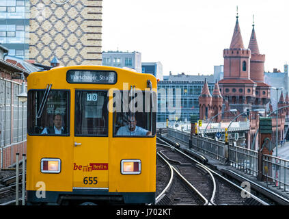 U-Bahn Berlin u-Bahn Zug am Bahnhof Warschauer Straße in Berin, Deutschland Stockfoto