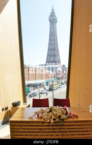 Blick auf Blackpool Tower aus dem Inneren des Festival Hauskapelle Hochzeit Stockfoto