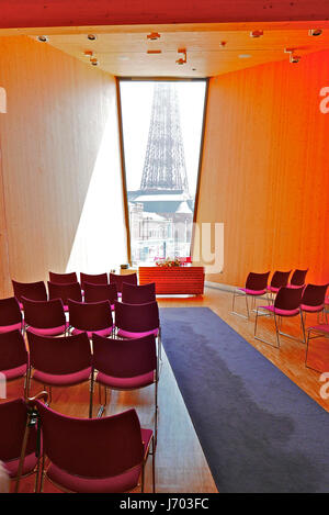 Blick auf Blackpool Tower aus dem Inneren des Festival Hauskapelle Hochzeit Stockfoto