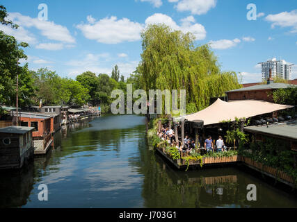 Bars am Flutgraben Canal Club der Visionare Freischwimmer Restaurant auf der linken Seite in Kreuzberg, Berlin, Deutschland Stockfoto