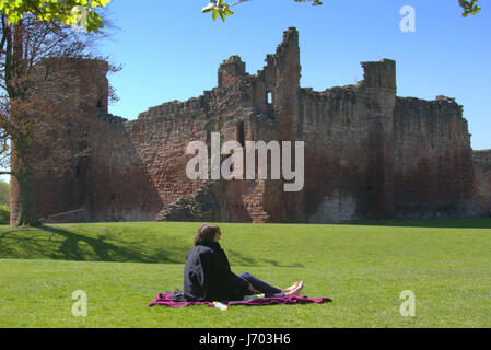 Bothwel Schloss erdet Touristen und Burgwall Om Ufer des Clyde Stockfoto