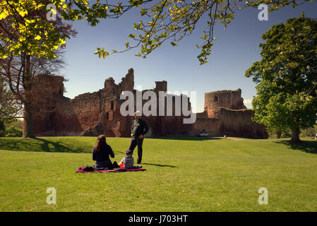 Bothwel Schloss erdet Touristen und Burgwall Om Ufer des Clyde Stockfoto