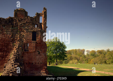 Bothwel Schloss erdet Touristen und Burgwall Om Ufer des Clyde Stockfoto