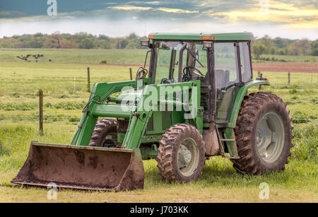 Agrarlandschaft von einem Traktor in einem Feld auf einem ländlichen Maryland Bauernhof im Frühjahr in der Nähe von sunset Stockfoto