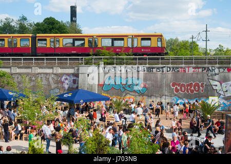 Beach-Party im urban Beachclub im Magdalena Club in Friedrichshain, Berlin, Deutschland Stockfoto