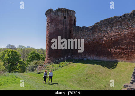 Bothwel Schloss erdet Touristen und Burgwall Om Ufer des Clyde Stockfoto