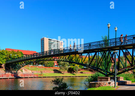 Adelaide, Australien - 14. April 2017: Unbekannte Passanten über Uni-Brücke durch Torrens River in North Adelaide an einem hellen Tag Stockfoto