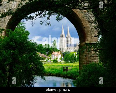 Die Kathedrale von Bayeux, Cathédrale Notre-Dame de Bayeux, durch einen steinernen Eisenbahn Bock und über das Vallée de l'Aure Fluss Marschland, Bayeux, FR Stockfoto