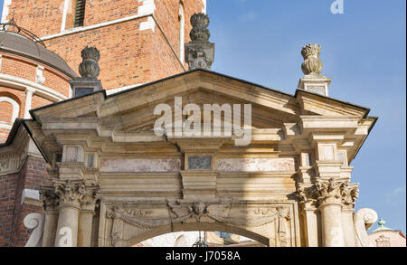 Eintritt in die Basilika von St. Stanislaw und Vaclav der Wawel-Kathedrale auf dem Wawel-Hügel in Krakau, Polen. Stockfoto