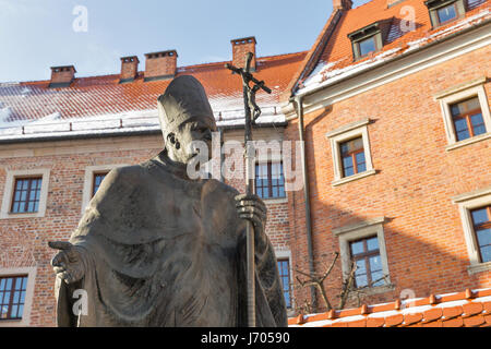 Statue von Papst Johannes Paul II (seligen Johannes Paul oder Johannes Paul der große Papa Giovanni Paolo II, Karol Józef Wojtyla) auf Wawel in Krakau, Polen. Stockfoto