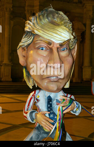 Acireale Piazza Duomo. Trump, Merkel, Macron und anderen mächtigen auf der Erde sind Papier-Karikatur Karikaturen geworden. Ein paar Tage nach Taormina G7, die Handwerker der Karneval von Acireale, wurde dem Weltgipfel der Mai 26 und 27 ausgezeichnet mit der Satire und den glitzernden Farben der Carnascial Tradition. Der französische Präsident Emmanuel Macron, Premierminister Paolo Gentiloni, Bundeskanzlerin Angela Merkel, US-Präsident Donald Trump, britische Theresa May, kanadische Justin Trudeau (Kanada) und japanische Shinz Abe. Stockfoto