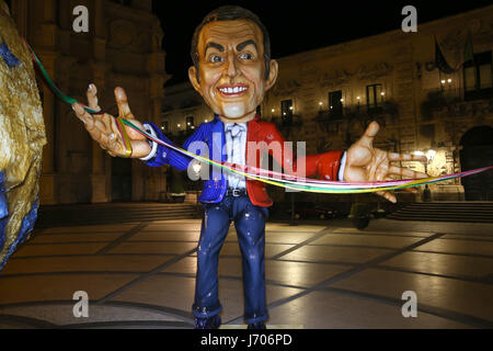 Acireale Piazza Duomo. Trump, Merkel, Macron und anderen mächtigen auf der Erde sind Papier-Karikatur Karikaturen geworden. Ein paar Tage nach Taormina G7, die Handwerker der Karneval von Acireale, wurde dem Weltgipfel der Mai 26 und 27 ausgezeichnet mit der Satire und den glitzernden Farben der Carnascial Tradition. Der französische Präsident Emmanuel Macron, Premierminister Paolo Gentiloni, Bundeskanzlerin Angela Merkel, US-Präsident Donald Trump, britische Theresa May, kanadische Justin Trudeau (Kanada) und japanische Shinz Abe. Stockfoto