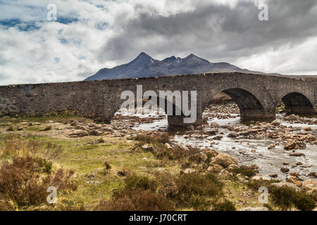 Fluß Sligachan und Brücke auf die Isle Of Skye in Schottland. Stockfoto