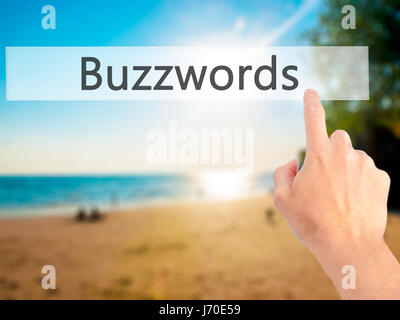 Schlagworte - Hand drücken einer Taste auf unscharfen Hintergrund Konzept. Wirtschaft, Technologie, Internet-Konzept. Stock Foto Stockfoto
