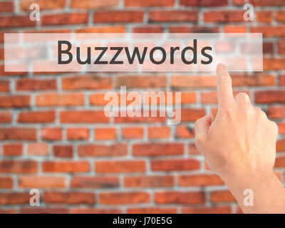 Schlagworte - Hand drücken einer Taste auf unscharfen Hintergrund Konzept. Wirtschaft, Technologie, Internet-Konzept. Stock Foto Stockfoto