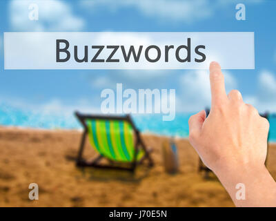 Schlagworte - Hand drücken einer Taste auf unscharfen Hintergrund Konzept. Wirtschaft, Technologie, Internet-Konzept. Stock Foto Stockfoto