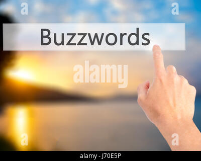 Schlagworte - Hand drücken einer Taste auf unscharfen Hintergrund Konzept. Wirtschaft, Technologie, Internet-Konzept. Stock Foto Stockfoto