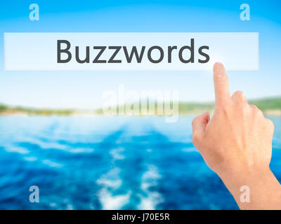 Schlagworte - Hand drücken einer Taste auf unscharfen Hintergrund Konzept. Wirtschaft, Technologie, Internet-Konzept. Stock Foto Stockfoto