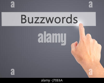Schlagworte - Hand drücken einer Taste auf unscharfen Hintergrund Konzept. Wirtschaft, Technologie, Internet-Konzept. Stock Foto Stockfoto