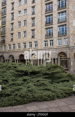 Berlin, 26. April: Detail des ehemaligen "Haus Berlin" (Deutsch für House of Berlin) bebaut 1952 – 1955 in der DDR in der Strausberger Platz Berlin Stockfoto