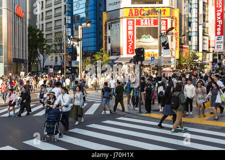 Tokio - 5. Mai 2017: Menschen zu Fuß über die Straßen im Stadtteil Shinjuku sehr beschäftigt in der Hauptstadt Tokio. Stockfoto