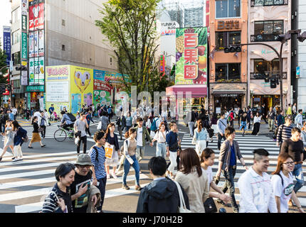 Tokio - 5. Mai 2017: Menschen zu Fuß über die Straßen im Stadtteil Shinjuku sehr beschäftigt in der Hauptstadt Tokio. Stockfoto