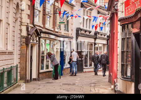 Kunden und Besucher in Traube Lane, Whitby, North Yorkshire, England. Stockfoto