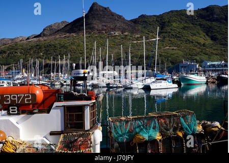 Trawler mit Flusskrebsen Töpfen auf Deck im Hafen von Hout Bay in der Nähe von Cape Town, Südafrika. Stockfoto