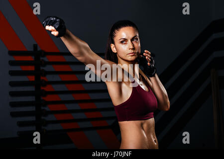 Junges Mädchen Training Karate auf blauem Hintergrund Junges Mädchen Training Karate auf blauem Hintergrund