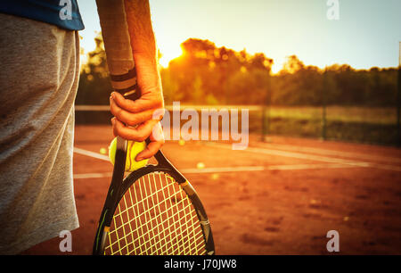 Mann hält Tennisschläger Stockfoto