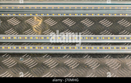 LED Lichtleisten auf Metallplatte, Nahaufnahme Stockfoto