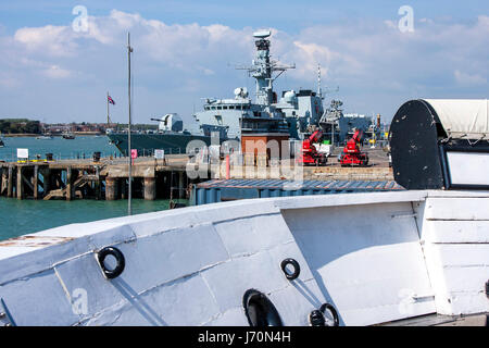 HMS Iron Duke, Typ 23 Fregatte, vom Deck der HMS Warrior, bei Portsmouth historischer Dockyard. Stockfoto