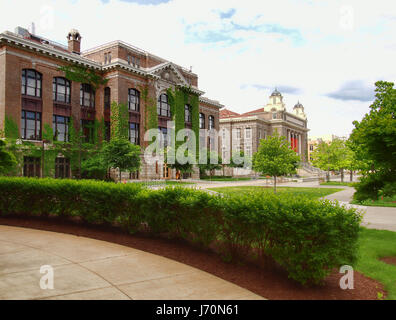 Syracuse, New York, USA. 21. Mai 2017. Syracuse University Campus auf Sims Ave mit Bowne Hall, The Carnegie-Bibliothek Stockfoto