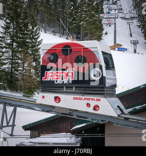 Chopok Jasna, Slowakei - 7. März 2017: moderne Aufzug TWINLINER genannt "Marienkäfer" im Skigebiet Jasna - Niedere Tatra-Berge. Stockfoto