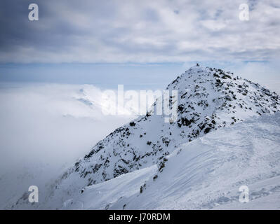 Höchste Punkte der Niederen Tatra - Chopok Peak und Dumbier Peak (Slowakei). Wunderschönen Winterbergen Landschaft über den Wolken. Stockfoto