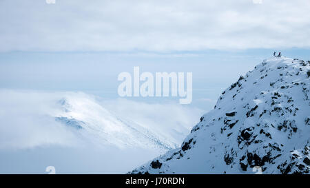 Höchste Punkte der Niederen Tatra - Chopok Peak und Dumbier Peak (Slowakei). Wunderschönen Winterbergen Landschaft über den Wolken. Stockfoto