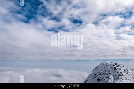 Höchste Punkte der Niederen Tatra - Chopok Peak und Dumbier Peak (Slowakei). Wunderschönen Winterbergen Landschaft über den Wolken. Stockfoto