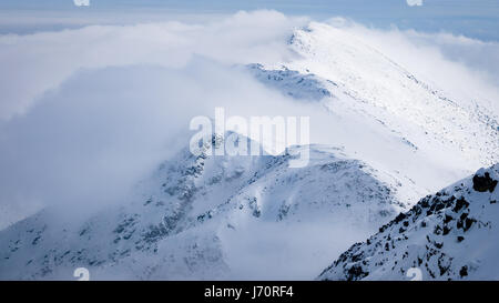 Höchste Punkte der Niederen Tatra - Chopok Peak und Dumbier Peak (Slowakei). Wunderschönen Winterbergen Landschaft über den Wolken. Stockfoto