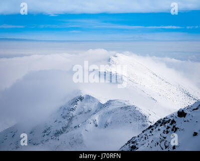 Höchste Punkte der Niederen Tatra - Chopok Peak und Dumbier Peak (Slowakei). Wunderschönen Winterbergen Landschaft über den Wolken. Stockfoto