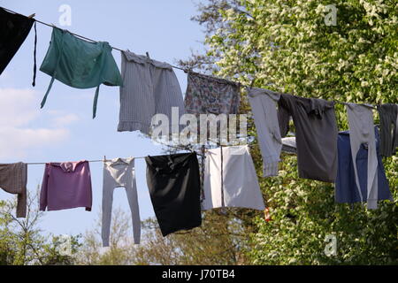 nasse Leine Tropfen Tropfen Tropfen sickern triefend tropft großen großen enorm extreme Stockfoto