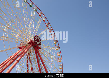 Karneval-Riesenrad mit sauberen Himmel mit leeren Raum Nahaufnahme Schuss von der Hälfte ein Riesenrad Textfreiraum Stockfoto