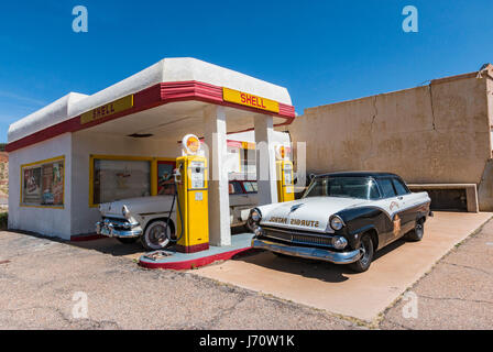 Oldtimer Tankstelle komplett mit alten Autos, Pumpen und Ads, am Stadtrand von Bisbee, AZ. Stockfoto