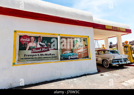 Oldtimer Tankstelle komplett mit alten Autos, Pumpen und Ads, am Stadtrand von Bisbee, AZ. Stockfoto